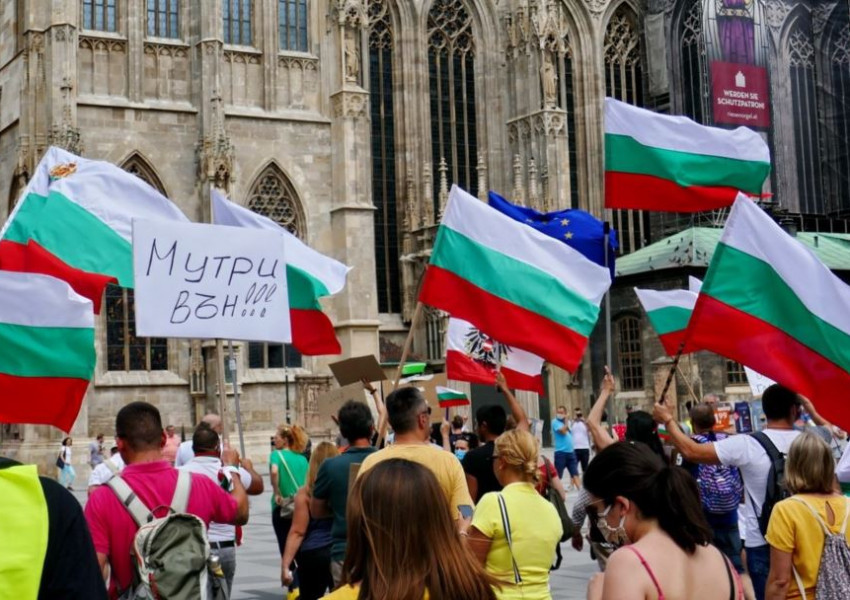 Протести и зад граница, а какво подготвят българите там?  