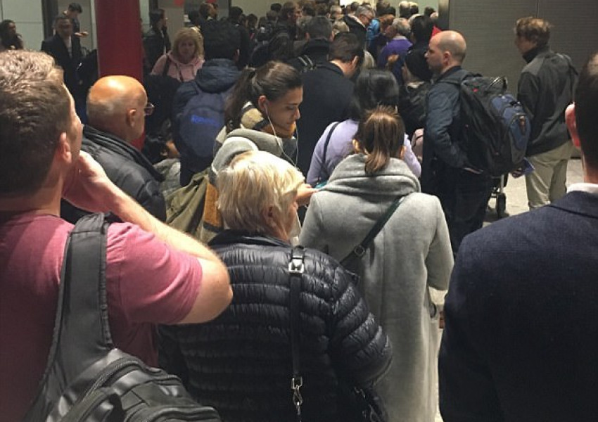 Въоръжена полиция ескортира блокирани пътници на "Хийтроу"