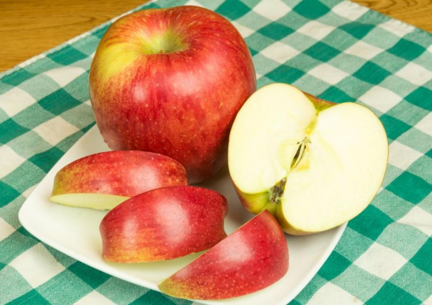 Не яжте частично развалена ябълка!