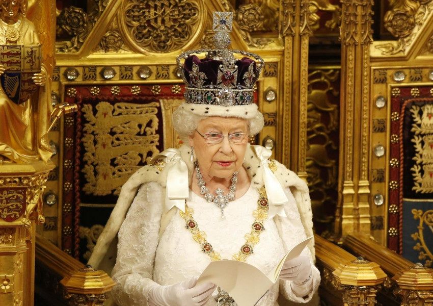 Кралицата с реч пред британския парламент.