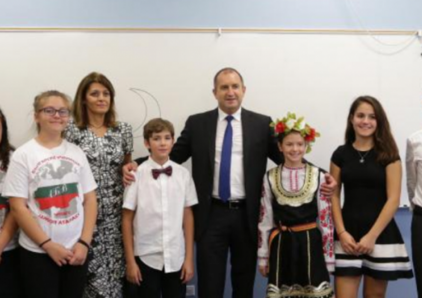 Радев: Ако не виждат условия за развитието си в България, хората ще продължават да я напускат