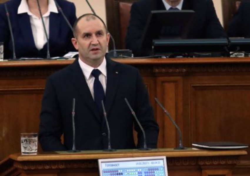 Румен Радев към депутатите: Времето за промяна изтича като българите в чужбина