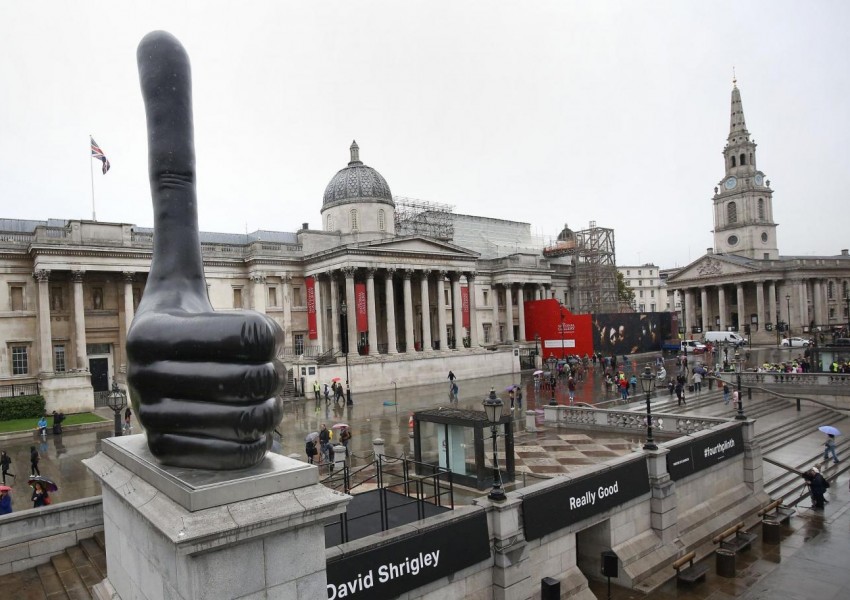 Огромен палец радва лондончани на площад "Трафалгар"