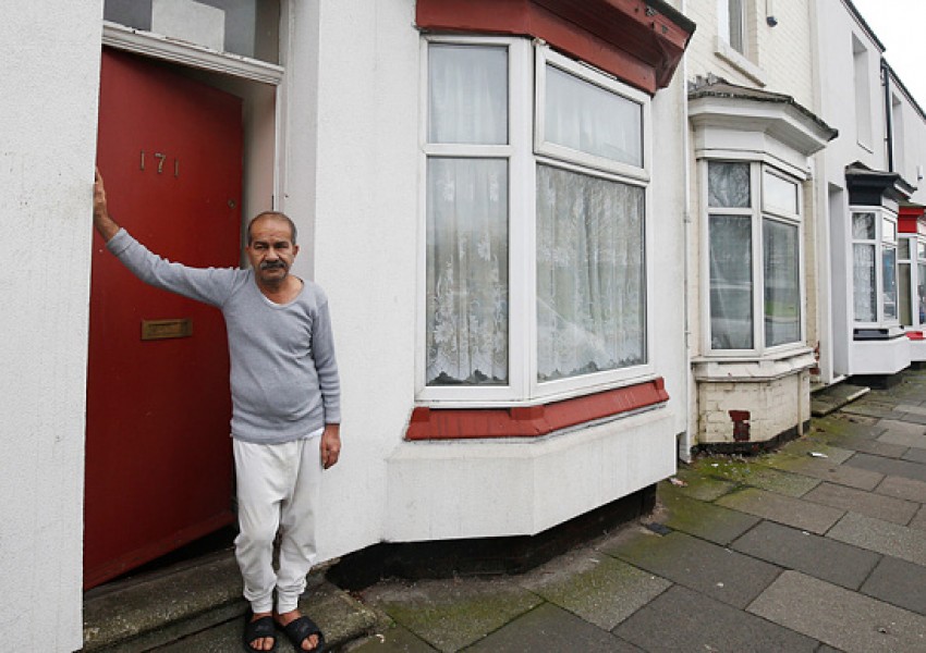 Бежанци в Англия се оплакват от дискриминация, имали червени врати на жилищата
