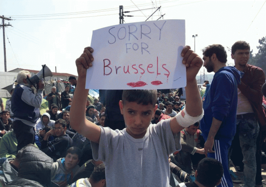 Деца на бежанци в Идомени издигнаха плакати "Съжаляваме за Брюксел"