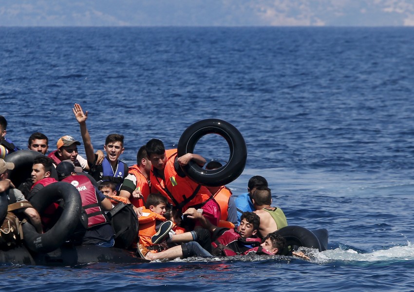 1 млн. бежанци и мигранти са достигнали до Европа по море през 2015 г.