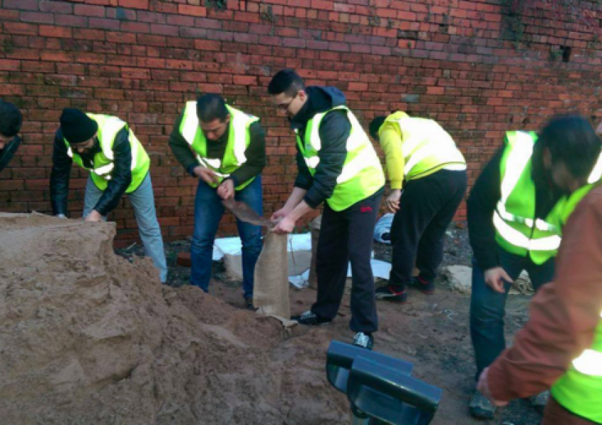 Сирийски бежанци помагат на бедстващите от наводненията в Манчестър