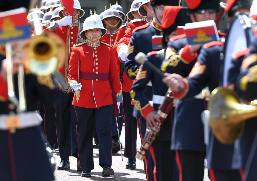За пръв път жена води смяната на караула пред Бъкингамския дворец (ВИДЕО)