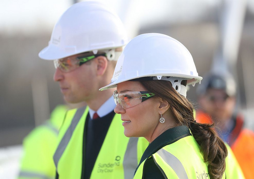 С каска и предпазни очила: Херцогиня Кейт в Съндърланд (СНИМКИ)