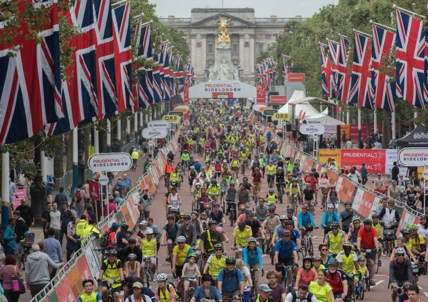 Хиляди колоездачи превзеха улиците на Лондон