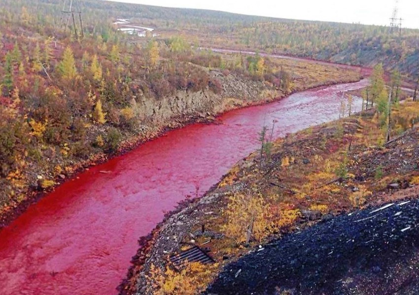 Мистериозна червена река потече в Русия (СНИМКА)
