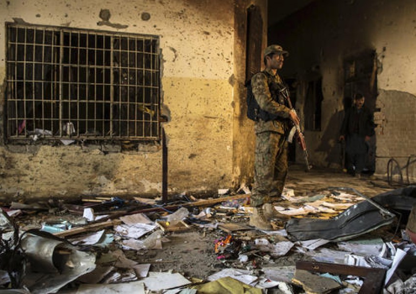 Смъртна присъда за четирима терористи, убили 150 души при атентата в пакистанското училище