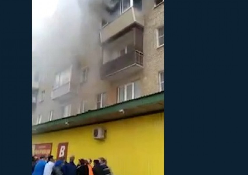 Вижте драматичното спасяване на бебе от горяща сграда! (ВИДЕО 18+)