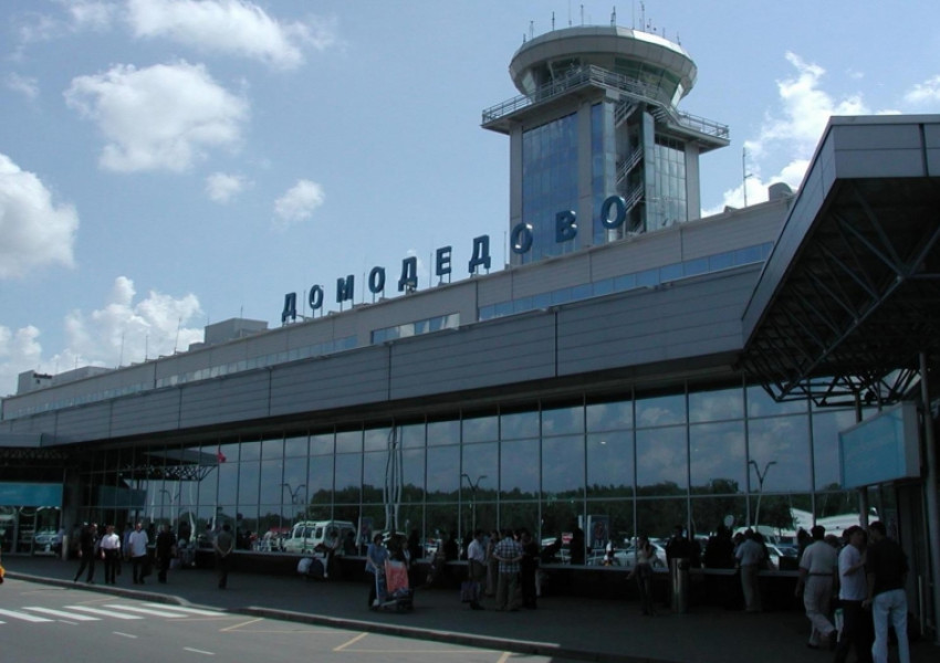 Пътнически самолет се сблъска с мотокар на летище в Москва