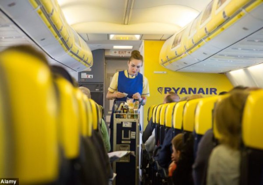 Пътник осъди Ryanair за 28 000 паунда заради разлят чай по него