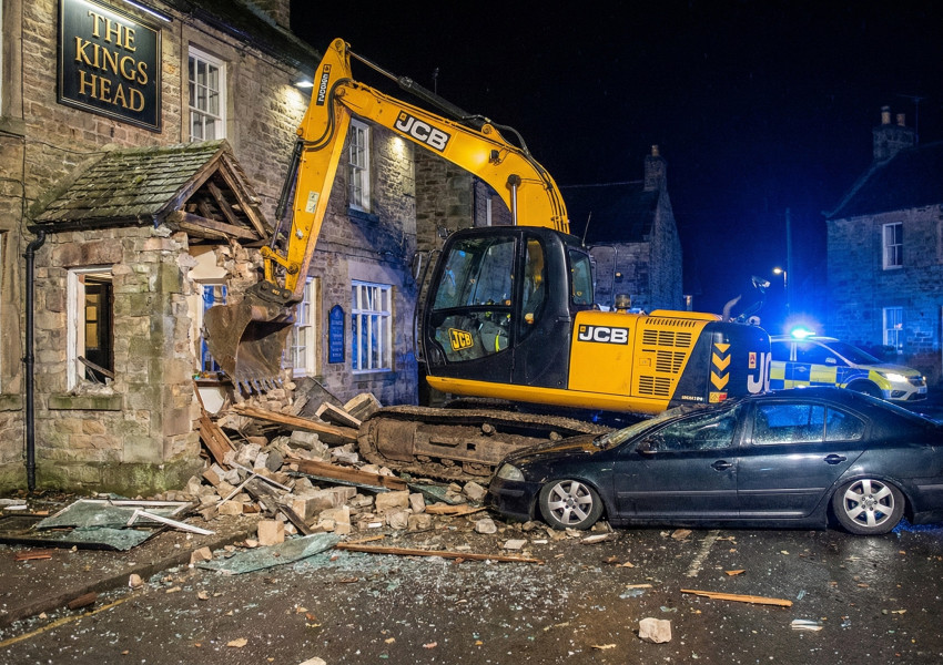 „Един багер влиза в бара...“: Мъж разруши селски пъб с булдозер, след като прегази паркирана кола „Един багер влиза в бара...“: Мъж разруши селски пъб с булдозер, след като прегази паркирана кола