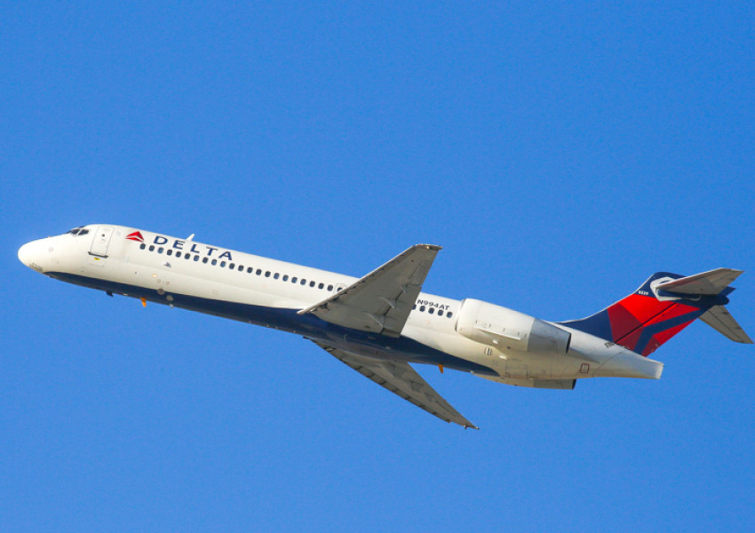 Мъж и жена арестувани след свирка в самолета