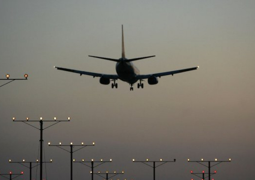 Самолет кацна аварийно в Белфаст  