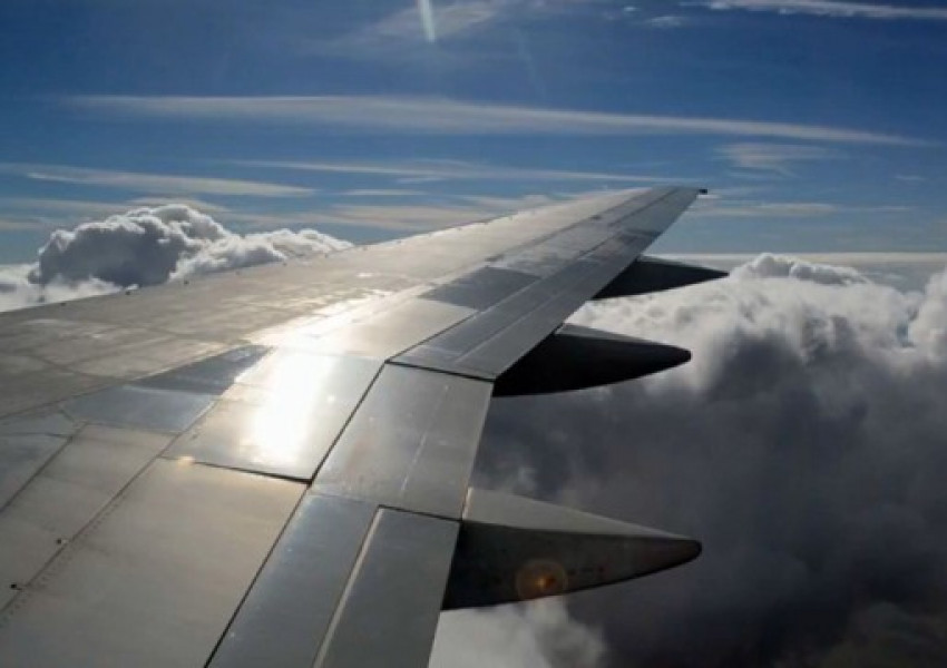 Забраняват алкохола в самолета?