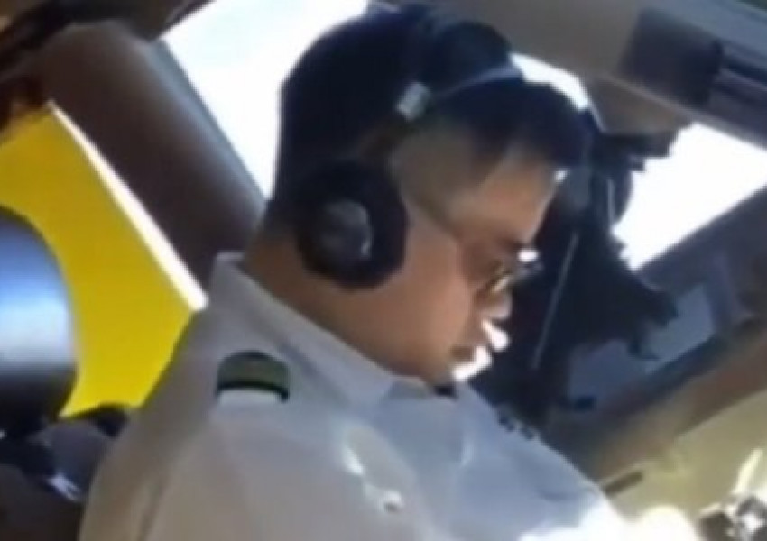 Потресаващо видео! Пилот спи в кабината на самолета