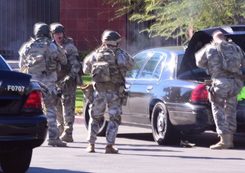 Трима терористи с калашници се издирват за касапницата в Калифорния, 20 убити