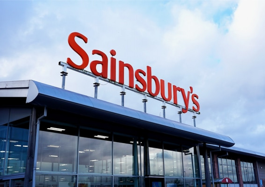Sainsbury's затваря магазини, намалява и цените
