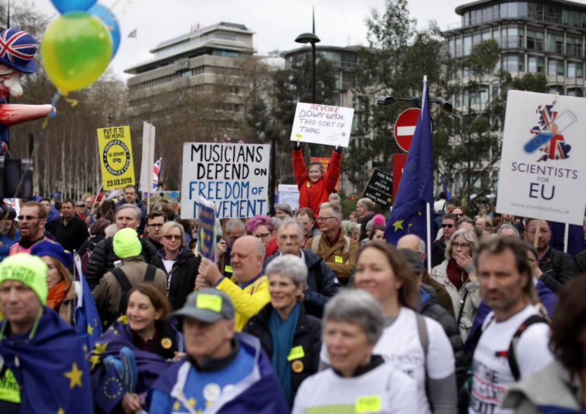 Десетки хиляди протестират в Лондон срещу "Брекзит" (СНИМКИ)