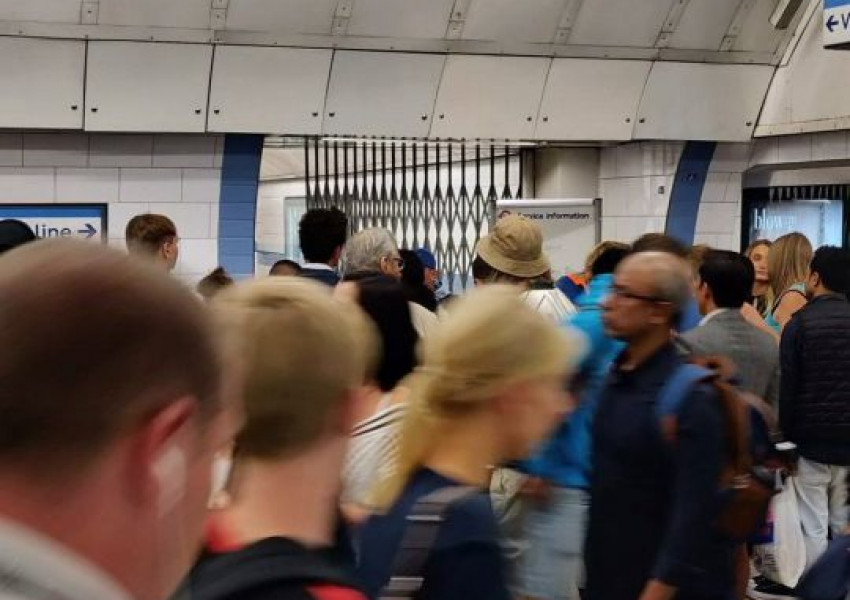 Част от “Victoria Line” е спряна, след като човек е ударен от влак