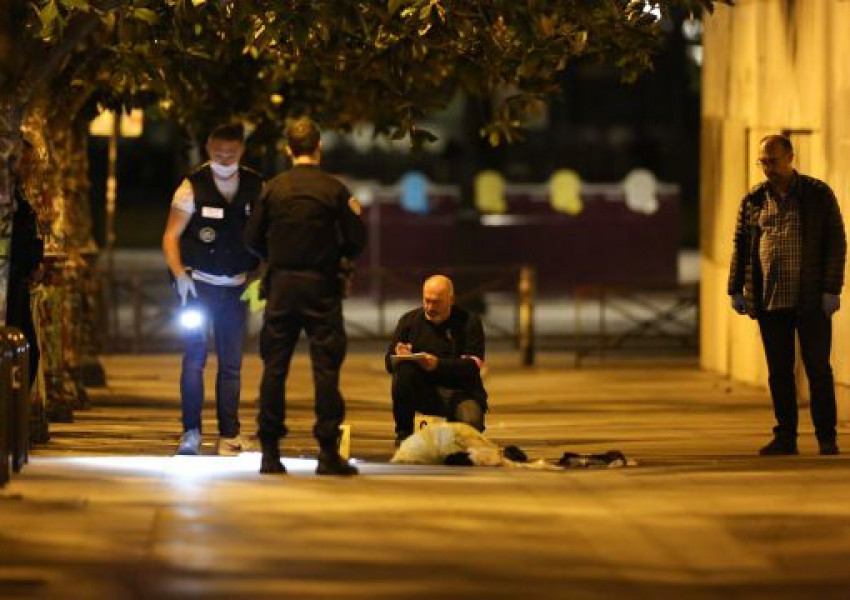 7 души бяха ранени при нападение с нож в Париж, двама от тях за британски туристи