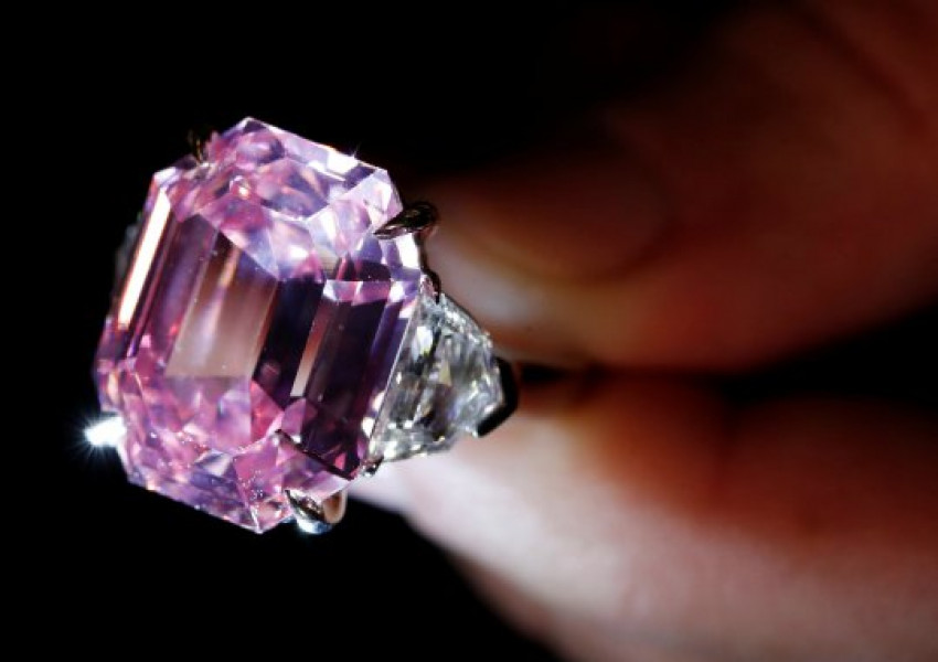 Продадоха розов диамант за рекордните 50 млн. евро (СНИМКИ+ВИДЕО)
