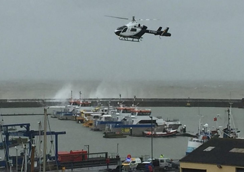 Мъж почина, ударен от огромна вълна