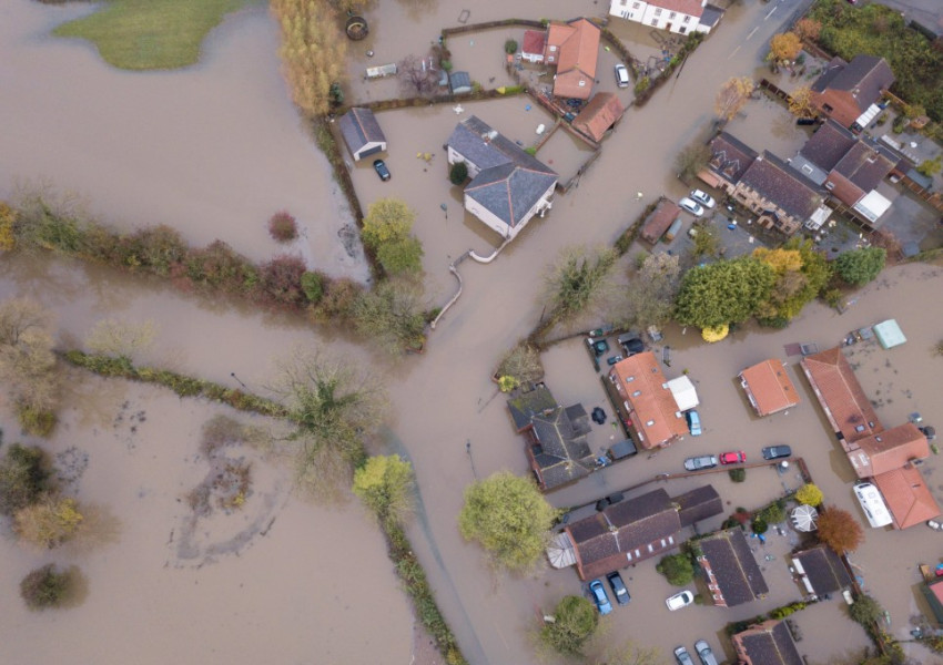 Евакуираха британско село заради проливни дъждове