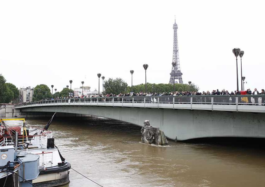 Сена достигна 5,84 м. 7 станции на влака са затворени