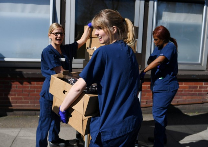 Доброволци в Лондон доставят безплатно храна на медицинските сестри