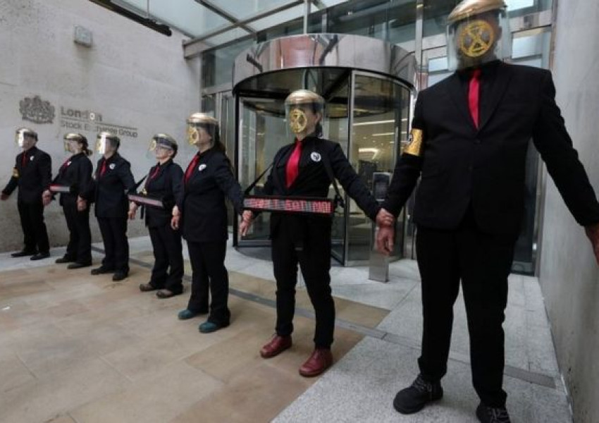 Екоактивисти се залепиха за Лондонската борса