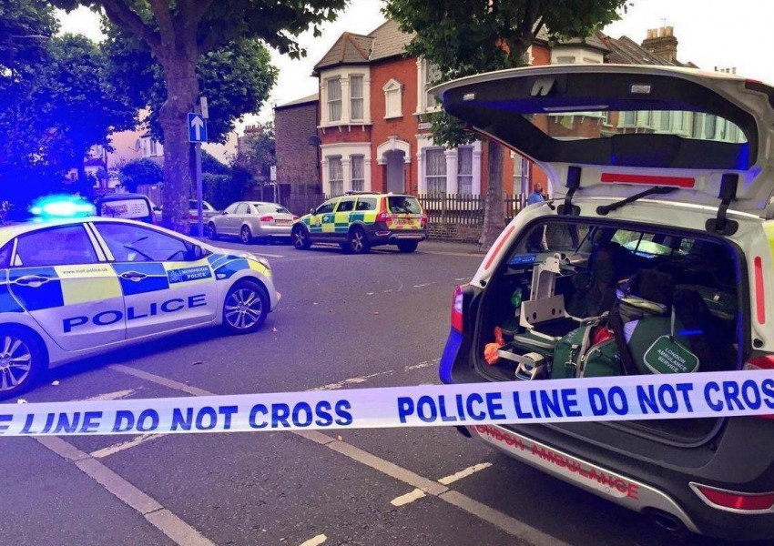 Мъж и жена в болница след двойна атака с нож в Източен Лондон