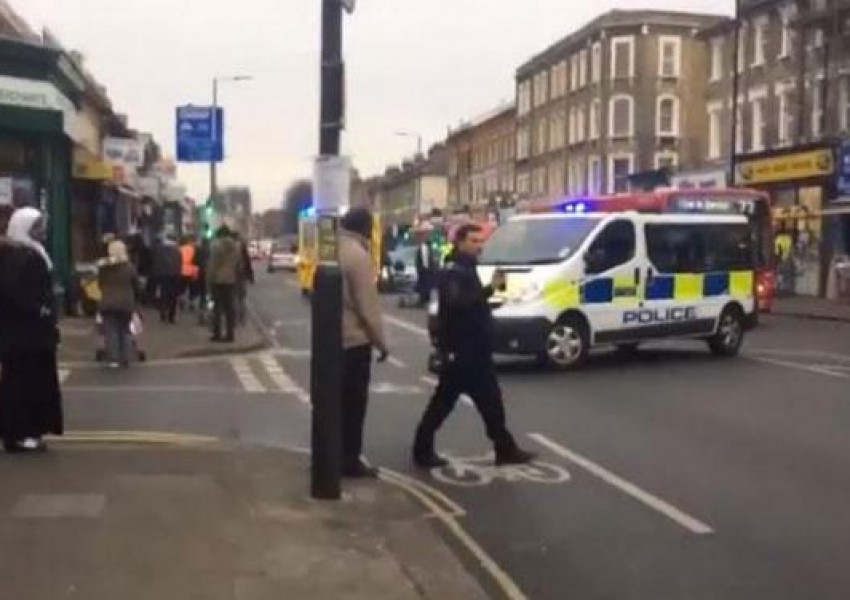 Автобус блъсна жена на оживена улица в Shepherd's Bush