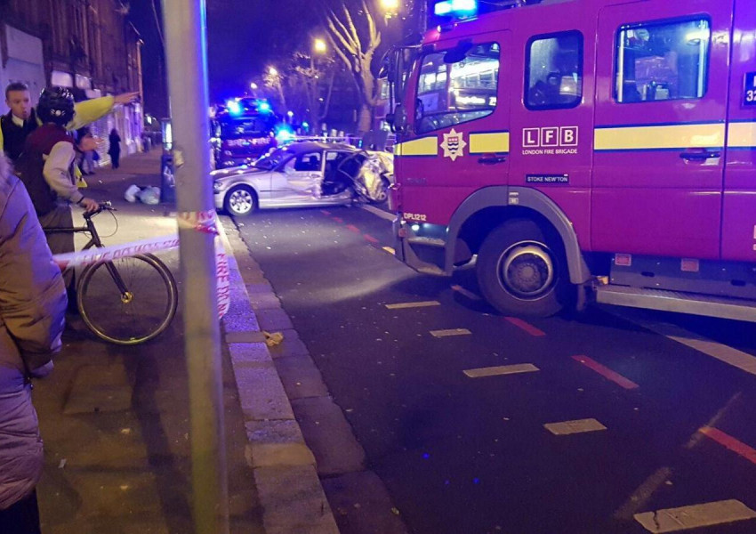 Таксиджия се удари в автобус и избяга
