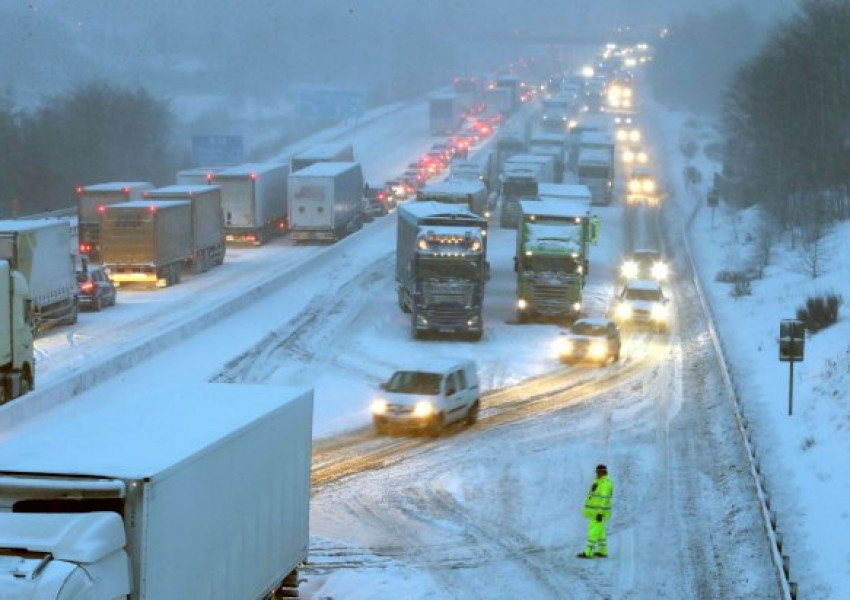 Шофьори изкараха нощта на М80 заради снега