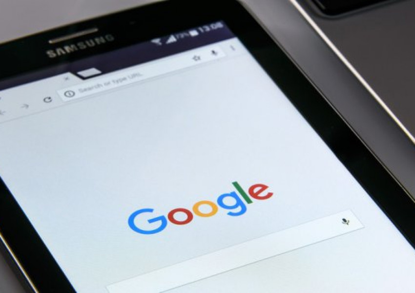 Колко печелят от реклама Google и Facebook