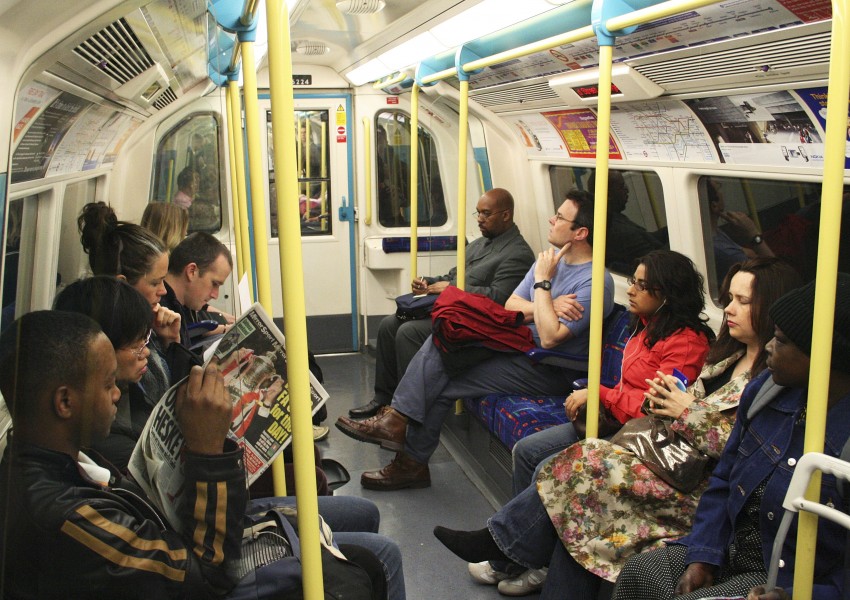 Забраняват фаст фуда и кафето в метрото в Лондон