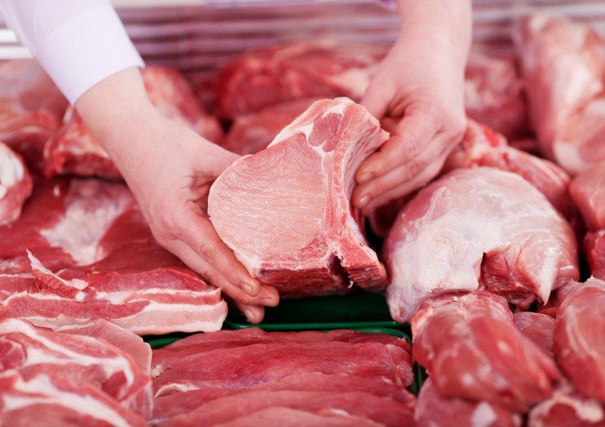Хиляди килограми месо и колбаси с изтекъл срок на годност наводниха пазара в София