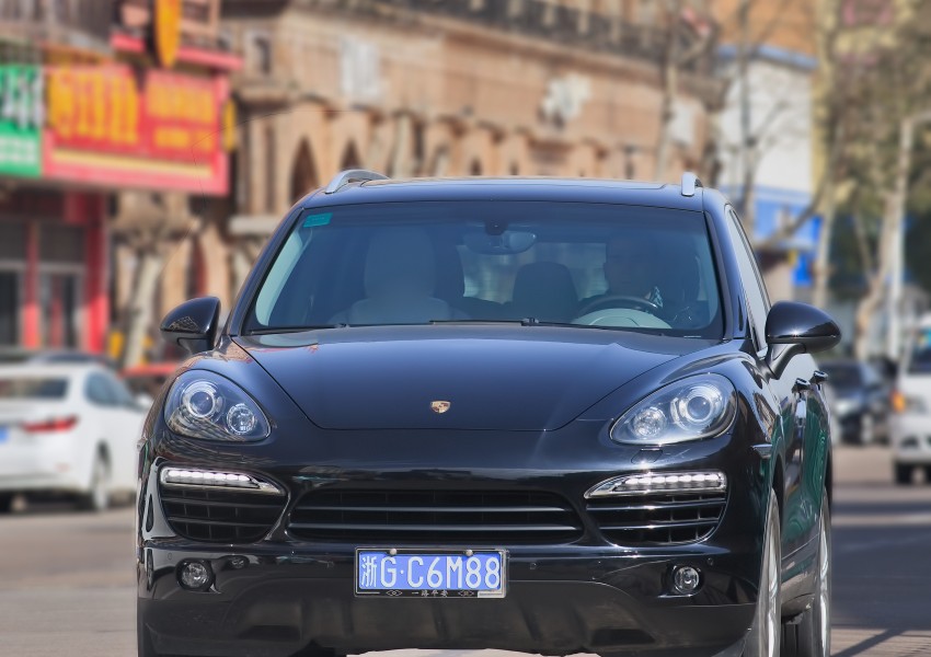 Дефект в над 800 хиляди броя Porsche Cayenne и Volkswagen Touareg