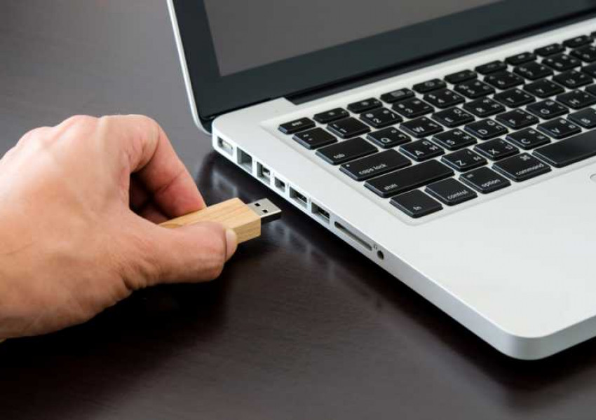 Има ли наистина значение как вадите USB флашката?