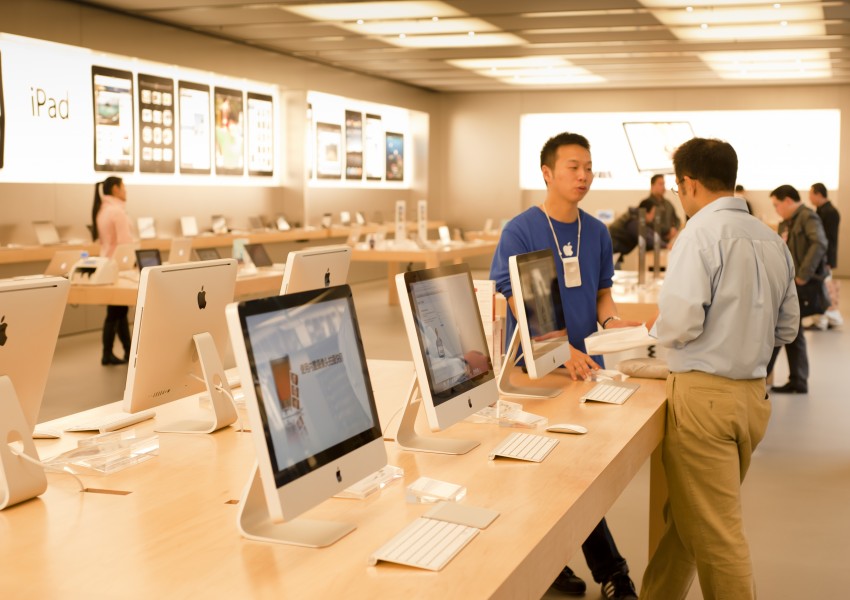 Apple вербува работниците си от деца
