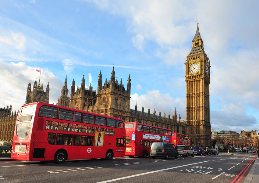 Защо автобусите в Лондон са червени?