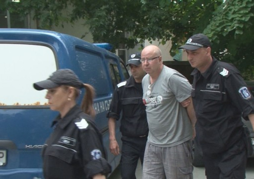 Шведът, ритнал наша камериерка, си тръгна и не си плати глобата