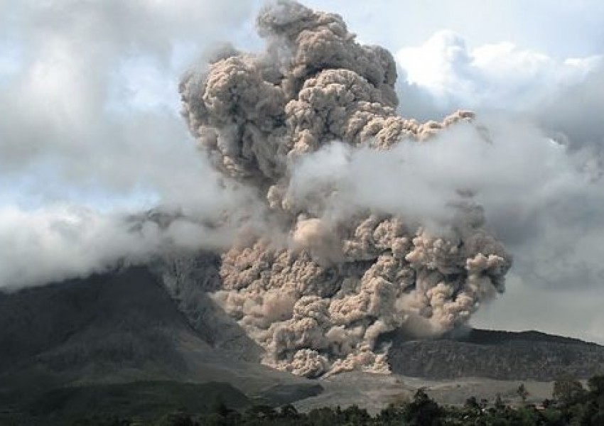 Вулкан евакуира Суматра