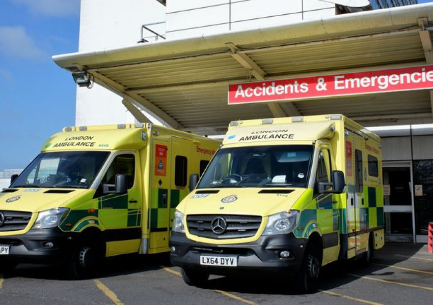 NHS Англия: 30% от спешните случаи пристигнали с линейки в болниците чакат над 30 минути за да бъдат приети, а 15% са чакали повече от час 