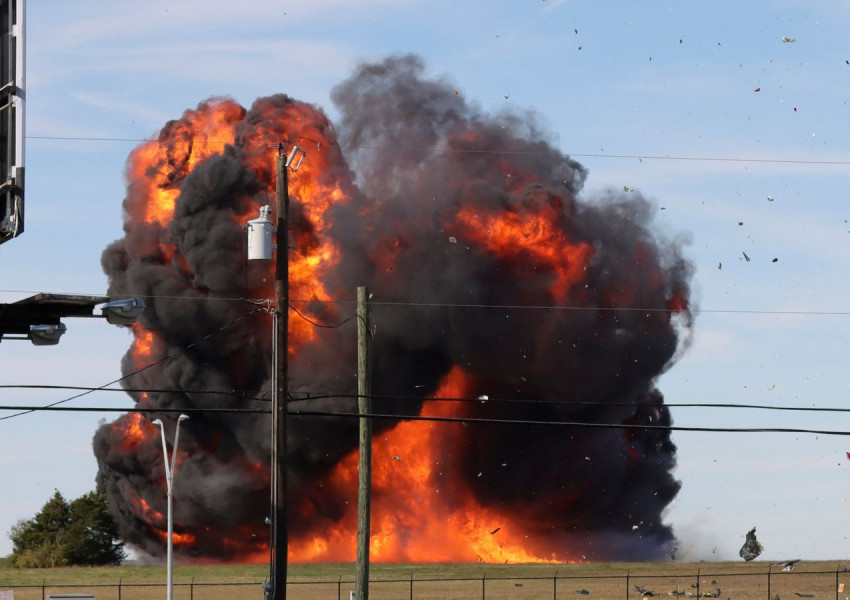 Далас, САЩ: Два американски военни самолета се сблъскаха във въздуха на авиошоу и се разбиха в пламъци на земята (ВИДЕО)